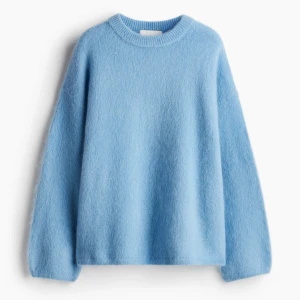 Ljusblå stickad tröja H&M Edition XS - Snygg blå stickad tröja från HM. Den är oversized och i ullblandning! Passar till allt!🩵💓😇 Knappast använd och nypriset ligger på 699kr.