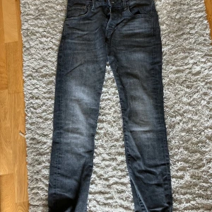 jeans Jack & Jones - Säljer mina riktigt feta jeans från jack and jones, de är slimfit model i storlek 30 32. Nypris är cirka 1200kr och köpta i butik. Det är endast använda nåra gånger