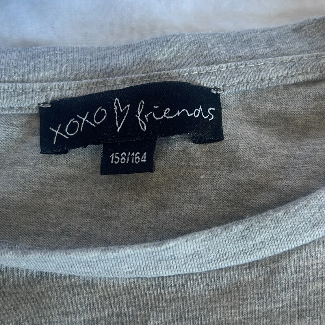 Grå t-shirt med paljetter från XOXO friends - 2