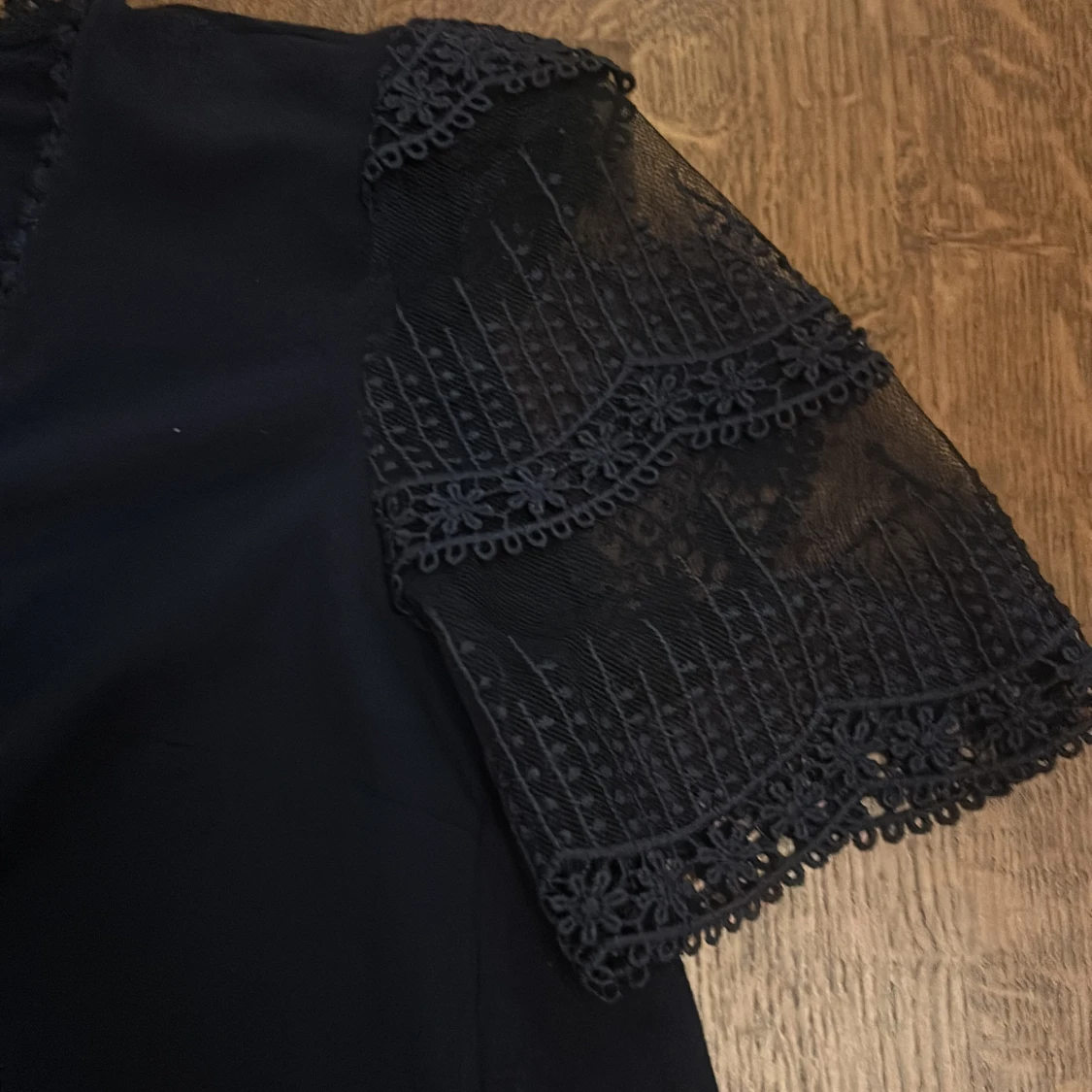 Svart blus med spetsärmar och v-ringning - 1