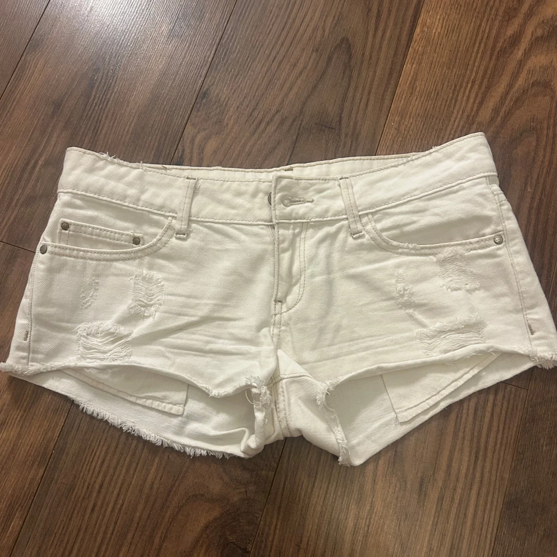 Vita jeansshorts från Mango
