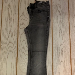 jeans vero moda - dessa är exakt likadana som andra annonsen, bara olika färger. samma storlek M/32