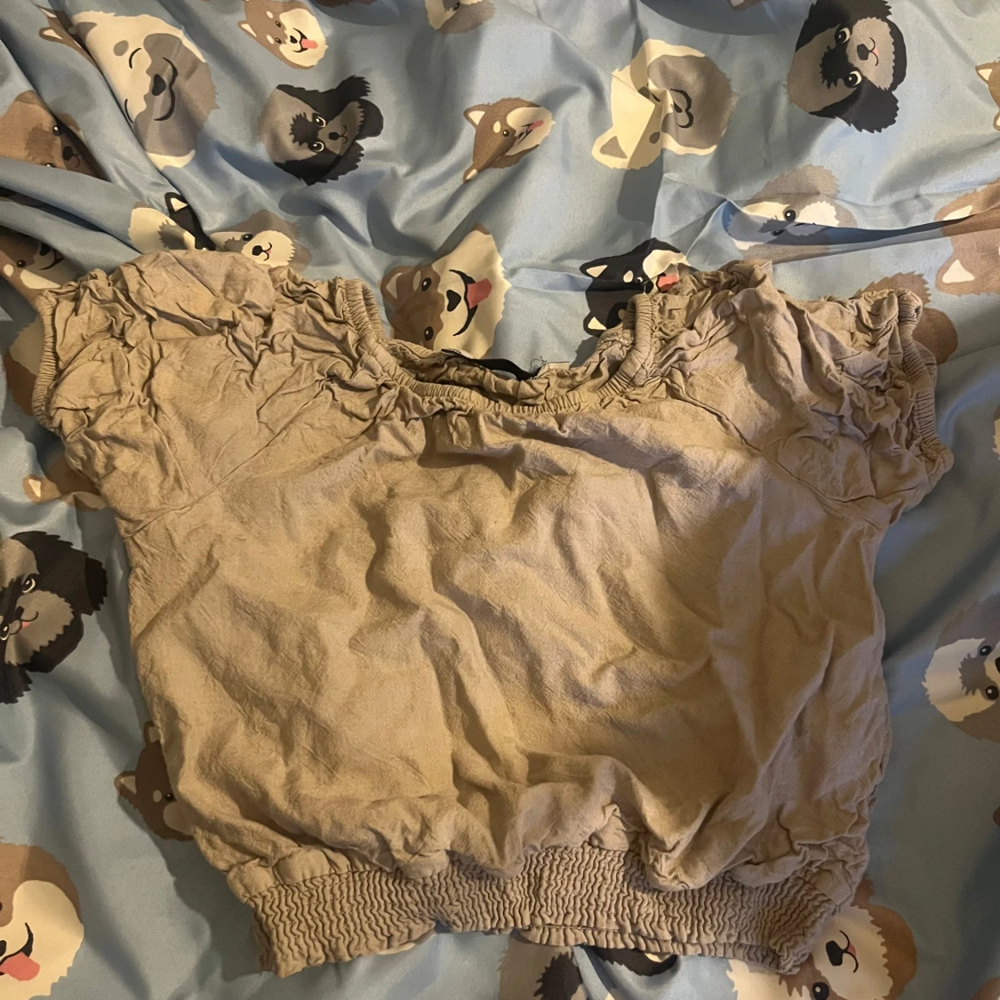 Beige blus med volang (barnkläder)