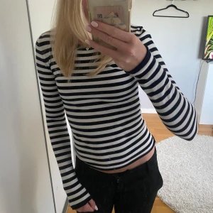 Randig långärmad tröja från Zara - Supersnygg långärmad tröja från Zara i svart och vitt med klassiskt randigt mönster. Tröjan har rund halsringning och sitter figurnära. Passar perfekt til xs/s😍