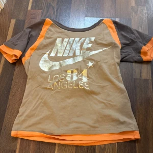 Vintage Nike tröja - Nike tröja köpt för länge sedan och säljs inte längre. Den är använd ett fåtal gånger och säljs pga att den inte kommer till användning. 