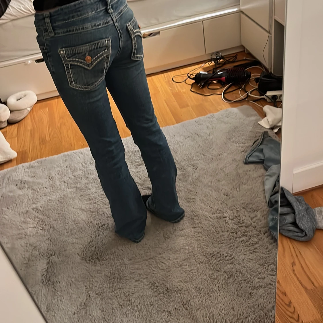 Blå bootcut jeans med kontrastsömmar - 1