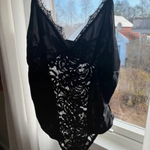 Spets body - Spets body i stretch från boohoo, aldrig använd.