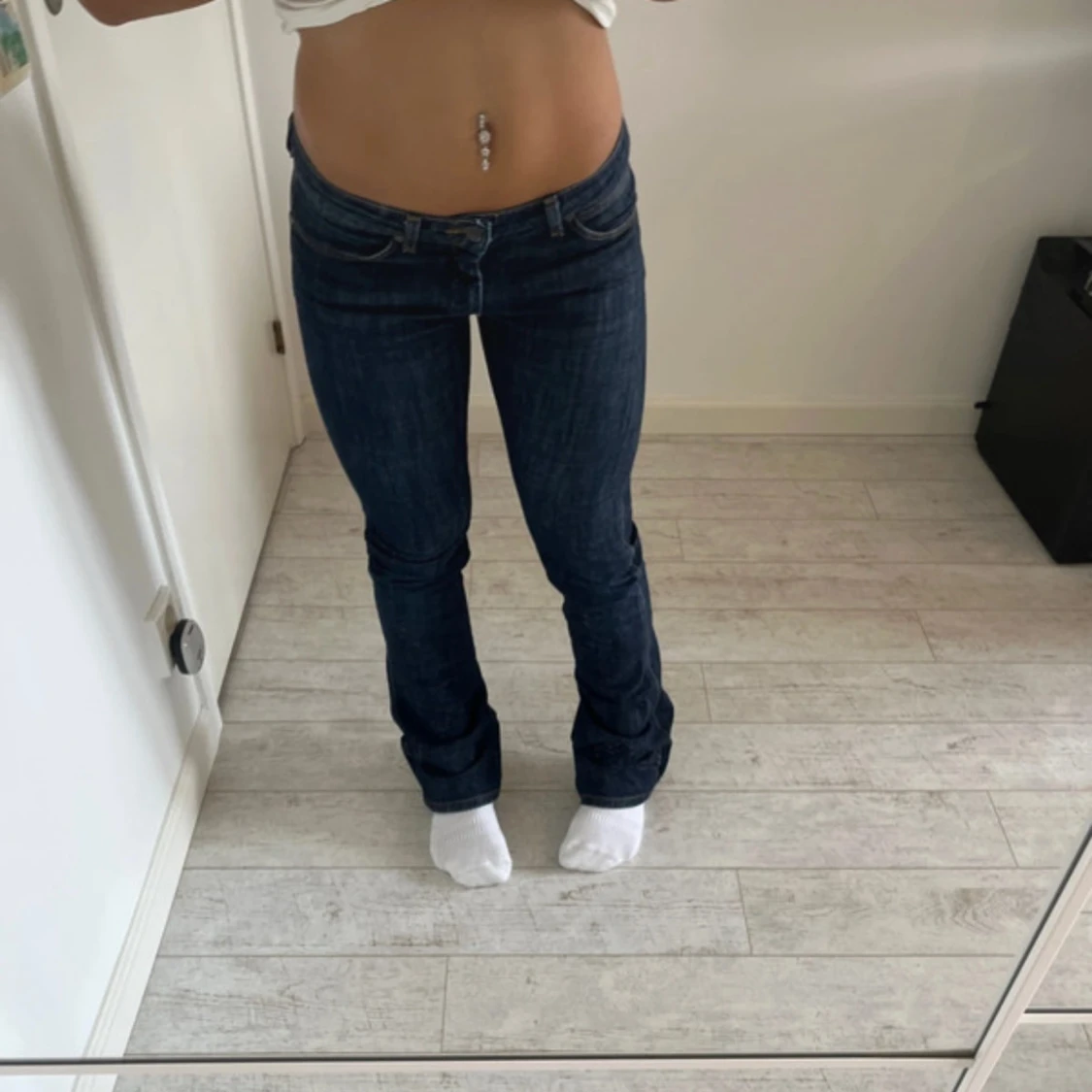 Mörkblå lågmidjade bootcut jeans från Wrangler - 1