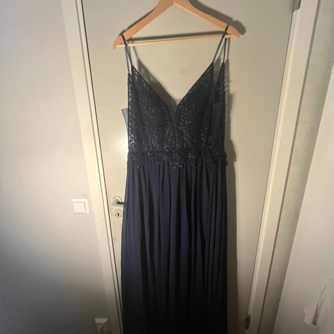 Marinblå långklänning med spets och pärlor - 2