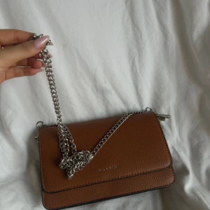 Puccini-väska utan prislapp: - Helt ny Puccini-väska utan prislapp!  Unna dig själv en lyxig detalj med denna eleganta Puccini-väska. Perfekt för dig som älskar stil och kvalitet!  *   Skick: Helt ny, aldrig använd men utan prislapp. *   Autenticitet: Garanterat äkta Puccini. *   Design: Elegant och tidlös design som passar till alla tillfällen. *   Mångsidighet: Perfekt för både vardag och fest, och rymmer allt du behöver.  Passa på att köpa denna fantastiska väska som garanterat kommer att bli en favorit! Kontakta mig för m