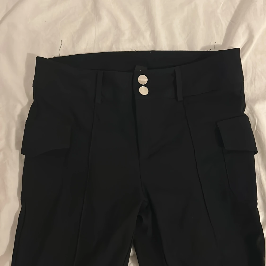 Svarta kostymbyxor!! Utsvängda där nere.