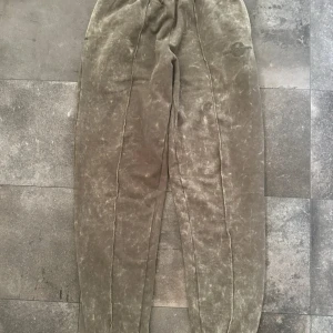 Beige mjukisbyxor Better Bodies M - Säljer ett par kaki/oliv mjukisbyxor från Better Bodies i storlek M. Byxorna har resår i midjan och är gjorda i ett mjukt, syntetliknande material med en lätt glansig finish. Broderad logga på benet. Perfekta för chill eller träning. Nya utan prislapp ny pris 900:-