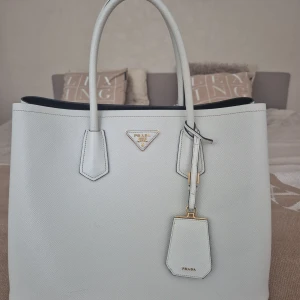 Prada väska  - Säljer denna då jag fått en ny , sparsamt använd och ser som ny ut . Dustbag och äktenhetsbevis får du med vid köp.                    Nypris 47500 kr Säljer för 15000 kr 