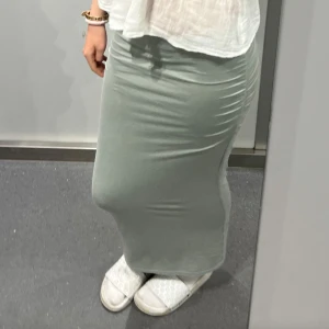 Ljusgrön långkjol - Supersnygg ljusgrön långkjol med tight passform och mjukt, stretchigt material. 👌🏻säljer matchande topp till