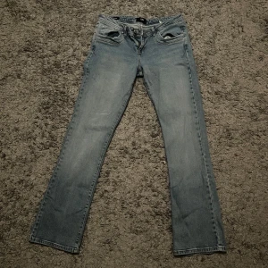 LTB Valerie bootcut jeans ljusblå - Säljer ett par ljusblå bootcut jeans från LTB, modell Valerie. Byxorna har låg midja, klassisk femficksdesign och dragkedja med knapp. Tillverkade i jeansmaterial med snygga sömmar och detaljer. 