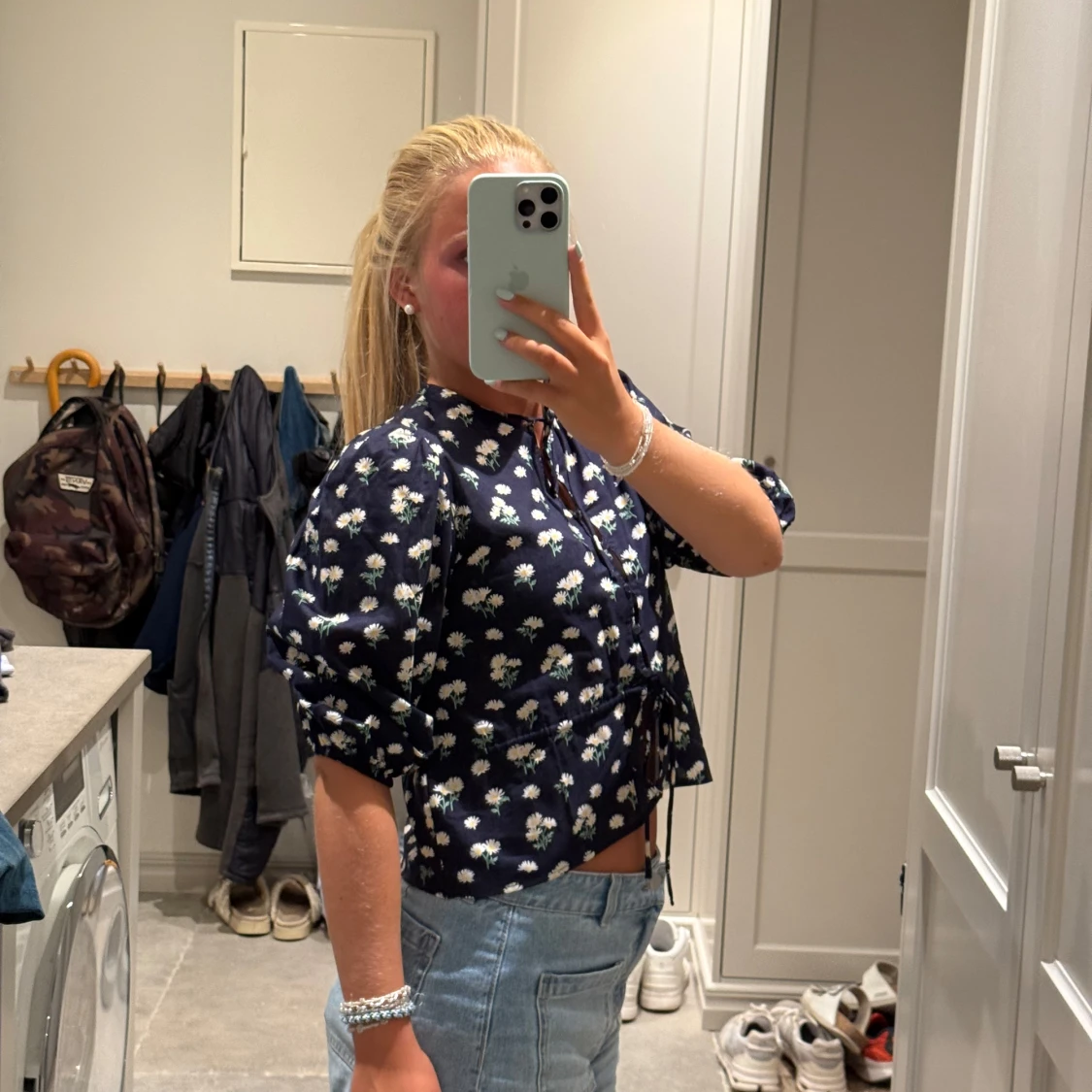 Mörkblå blommig blus med puffärm - 1