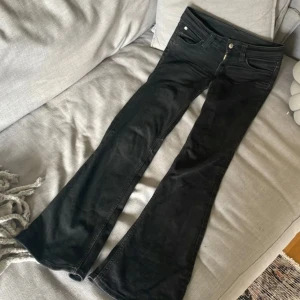 svarta weekday jeans - svarta lågmidjade jeans från cheap monday!!