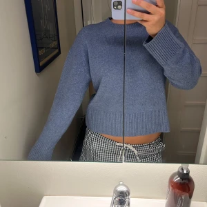 Blå stickad tröja  - Superfin stickad tröja från & Other Stories som inte används 💙