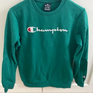 Grön Champion sweatshirt  - Tja, säljer min gröna champion sweatshirt. Den är i nyskick och har aldrig använts. Det är barn storlek XL (162/167) och passar inte mig längre. Vid fler frågor är det bara att höra av sig. MVH Hugo