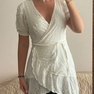 Broderad klänning - Favorit. Användes ngr ggr. Blivit liten .