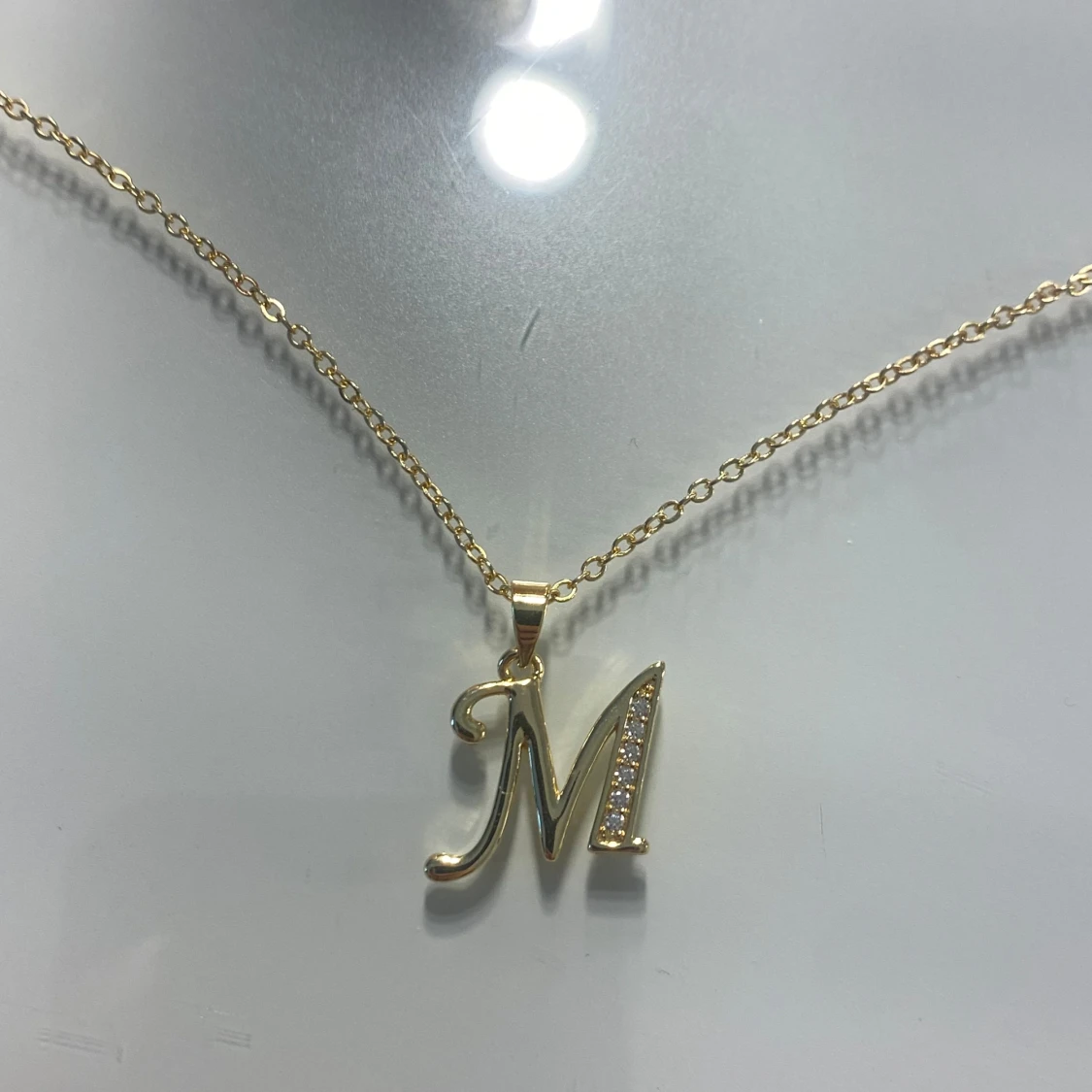 Guldigt halsband med M-berlock - 1