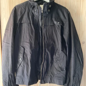 Diesel jacka - Oanvänd robust Diesel-jacka, kommer funka bra till hösten. 99% bomull, 1% elastan. Tvätt 30 grader. Mått (cm): Bröstvidd 112, längd 74, ärmlängd 68, axelbredd 43. Står large men är ganska åtsittande så enligt normal storleksangivelse skulle jag säga medium (åtmistone borderline mot M). På bild nummer 4 står det 1978 intill loggan, det syns tydligt på jackan. DM för fler bilder eller frågor. Överlämning i Sthlm kan ordnas vid intresse.