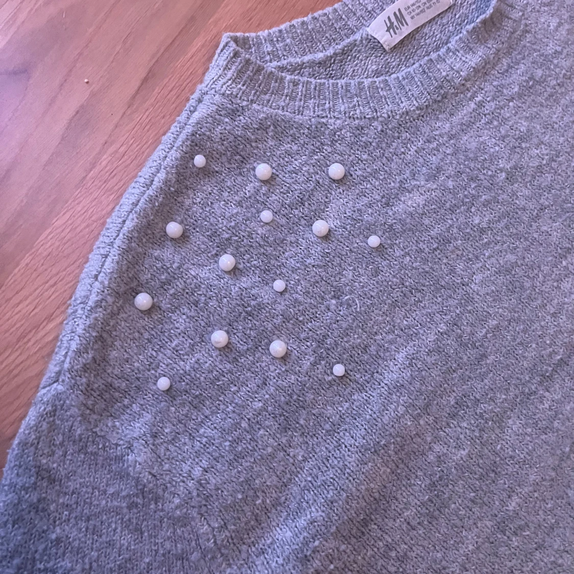 Grå stickad tröja med pärlor från H&M - 3