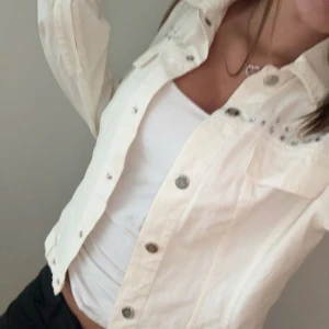 jeansjacka med diamanter  - säljer nu en fin jeansjacka med silvriga diamanter, sitter jätte bra och har diamanter på ryggen också. finns knappar om du vill knäppa den, aldrig kommit till andvändning ❣️