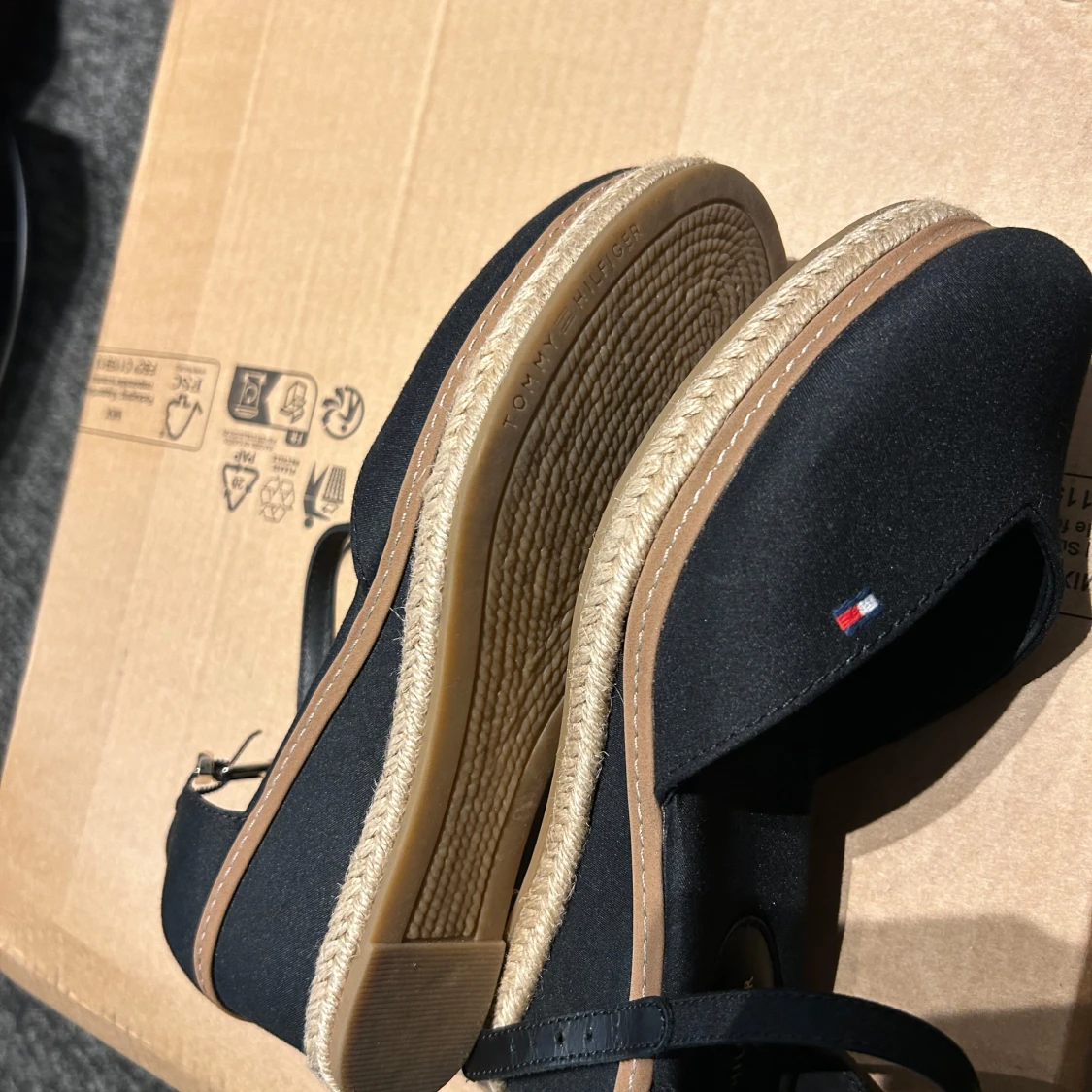 Svarta sandaler från Tommy Hilfiger - 2