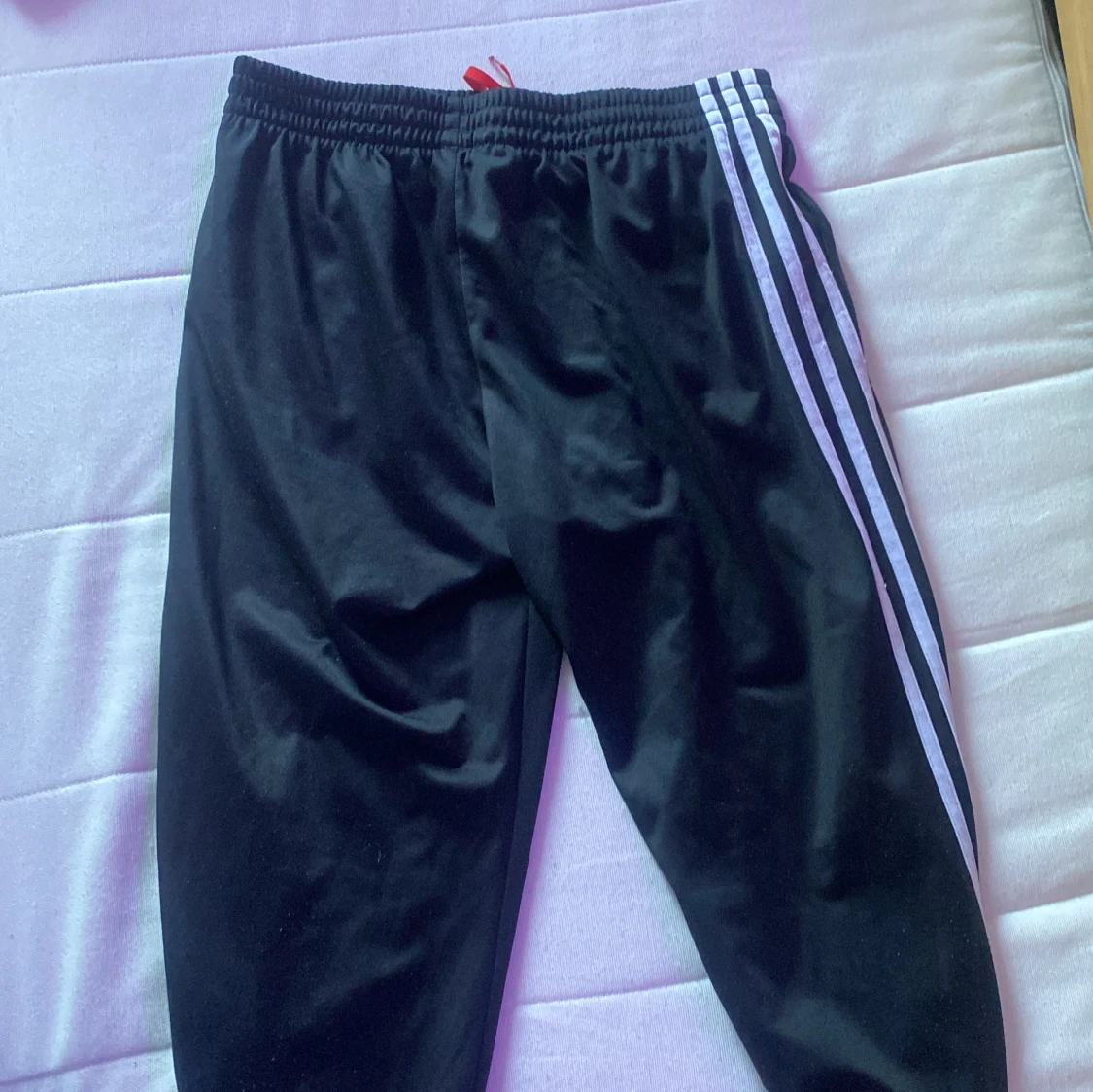 Svarta Adidas mjukisbyxor med ränder - 1