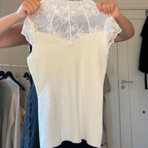 Vit spetsblus - Supersöt vit blus ALDRIG ANVÄND men super sötttt 