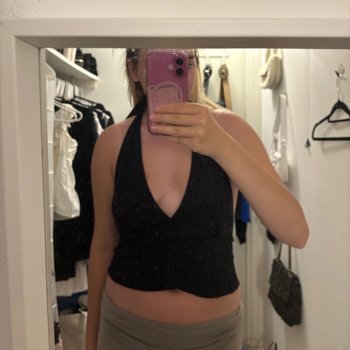 Svart omlott halterneck topp storlek M men passar L med