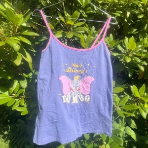 Linne Disney Dumbo  - Söt lila linnetopp från Disney med tryck av Dumbo. 