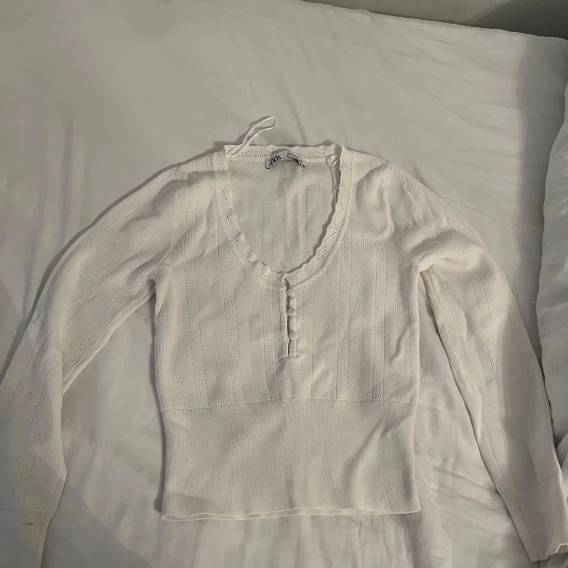 Vit stickad topp med knappar från Zara