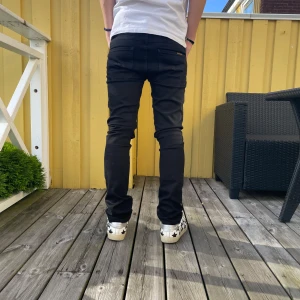 Nudie ”grim Tim” - Säljer ett par nudie grim Tim  jeans som passar perfekt för alla årstider. Storlek W30 L32 och passar dig som är ungefär 175-185cm. Jeansen är i nyskick och har endast använts ett par gånger. Vid frågor eller funderingar är det bara att skicka ett meddelande. Pris kan diskuteras vid snabba affärer.