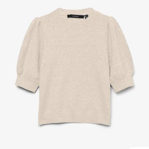Beige stickad tröja med puffärm - Säljer en beige stickad tröja från Vero Moda med korta puffärmar och rund hals.  Nypris ca 200kr, sällan använd.