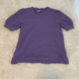 Lila topp från Aware by Vero Moda - Superfin lila topp från Vero Moda med puffiga korta ärmar. Använd typ 2-3 ggr