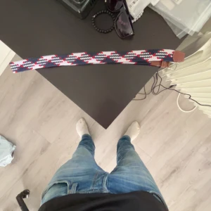 Onewear flätade bälten! - Säljer 6 flätade bälten med läderdetaljer vid spännet. Ett bälte är blått, ett har ett mönster i blått, vitt och rött, och ett har ett mönster i blått, vitt och silver. Perfekta för att ge outfiten en cool touch. Säg till om ni vill ha fler bilder så fixar jag de!