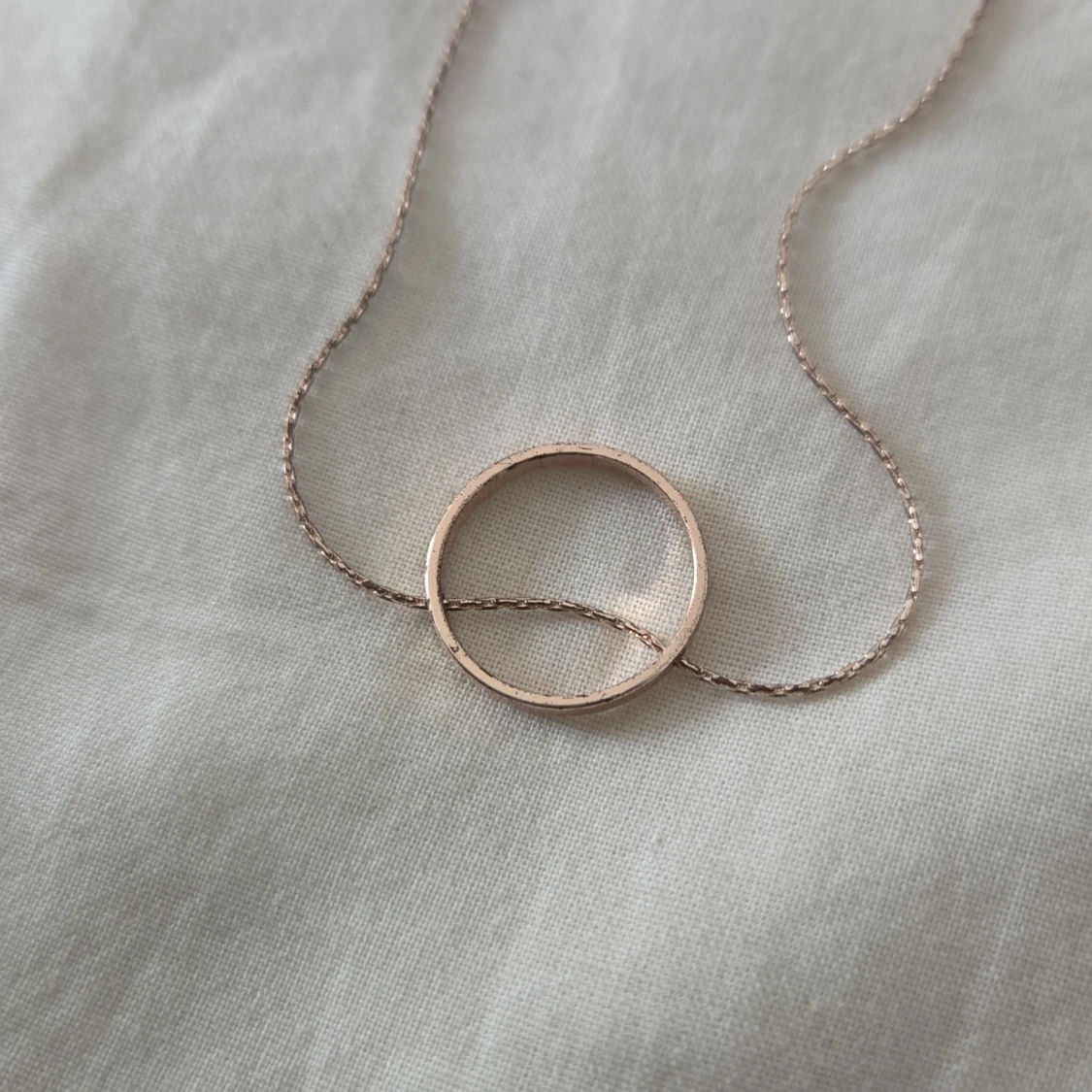 Enkelt halsband med cirkel i roseguld - 3
