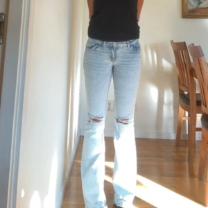 Ljusblå bootcut jeans med broderi - Jättefina jeans från Nelly, knappt använda. Storlek 34, nypris 699