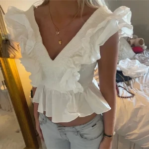 Vit volangblus med v-ringning - Supersöt vit blus med volanger från hm skriv för egna bilder och prisförslag ❤️