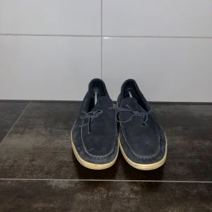 Mocka loafers från tods - Tja! Jag säljer ett par mörkblåa mocka loafers från det italienska skomärket tods. Skorna är i herrstorlek 9 (43 eu). Skorna är i mycket bra skick  och passar perfekt till en chill outfit på sommaren eller utomlands. Nypris ligger på €560, men priset diskuteras vid intresse! Dm för fler bilder!