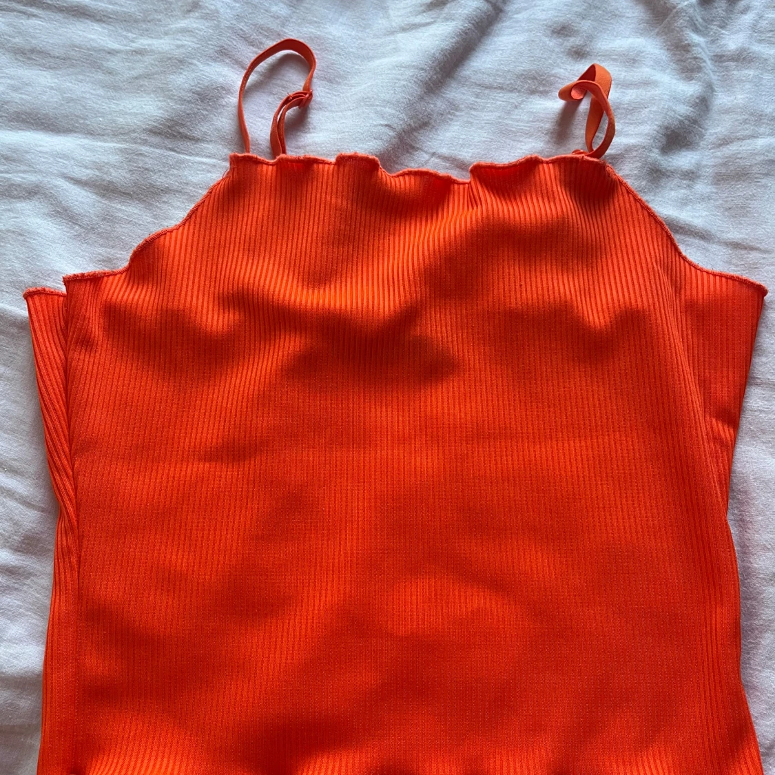 Ribbad orange linnetopp med smala band