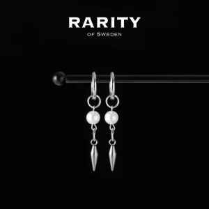 Rory Earring - Silver: Silvriga örhängen med pärlor och nitar - Snygga silvriga örhängen från Rarity of Sweden med rund pärldetalj och spetsig hängande metall. Perfekt för dig som gillar en edgy stil med en touch av elegans. Kombinera med dina favoritoutfits för att sticka ut.