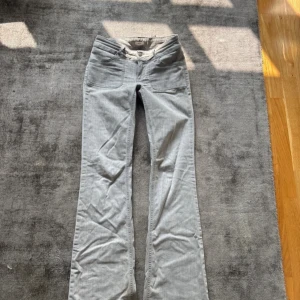 Grå bootcut jeans med fickdetaljer - Snygga ljusgrå jeans med bootcut passform och stora framfickor. Nästan aldrig använda, fråga gärna om mått eller bilder på🥰