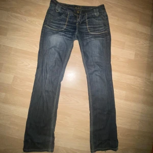 Fishbone  - Snygga blå jeans från Fishbone med coola kontrastsömmar. Modellen har klassiska fickor fram och bak samt detaljerade sömmar vid fickorna. Perfekta för dig som gillar en avslappnad men ändå stilren look. Endast lite slitningar vid hälarna annars perfekt skick
