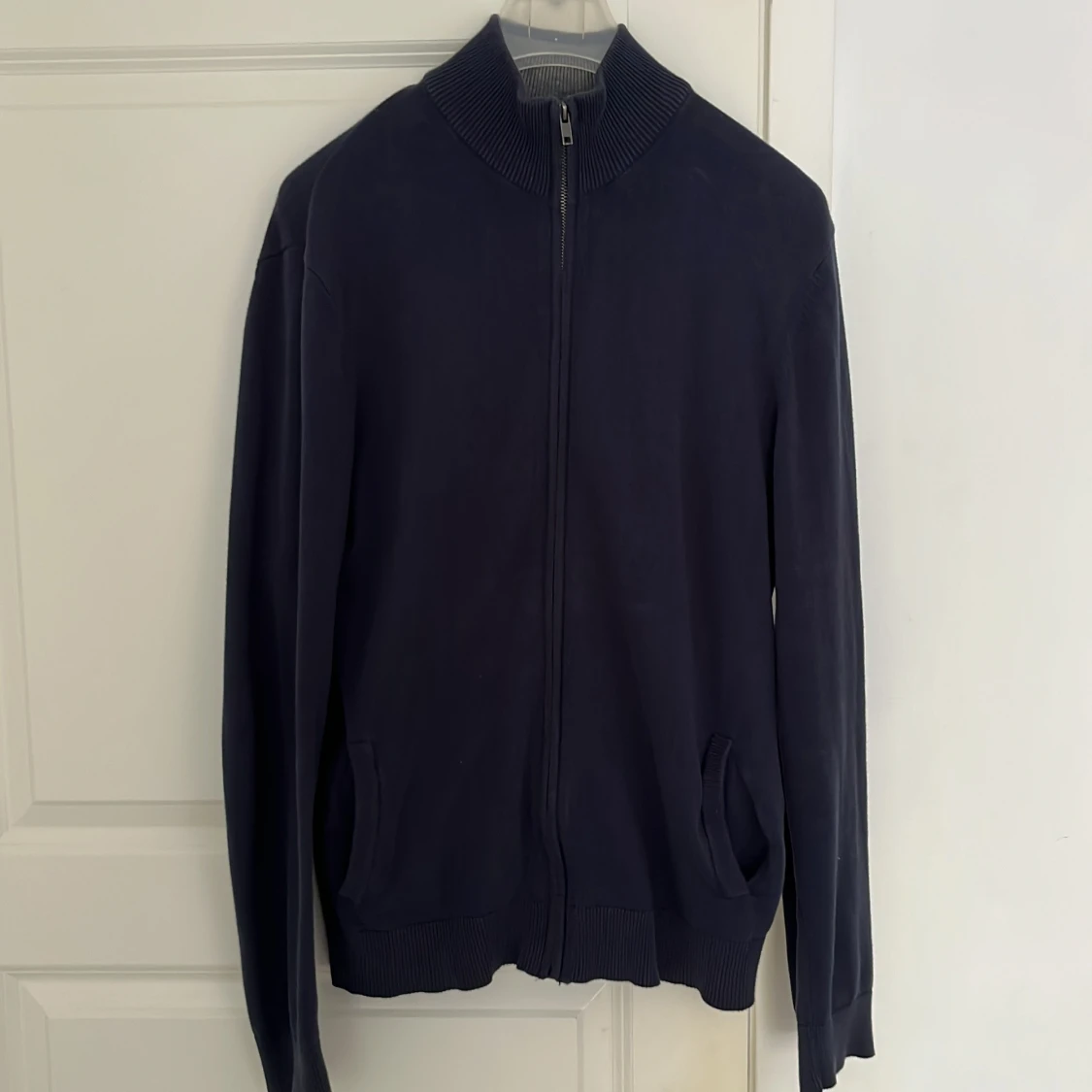 Mörkblå kofta med dragkedja