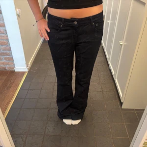 bootcut jeans - Säljer ett par mörkblåa jeans med bootcut-modell och låg midja. Aldrig använda