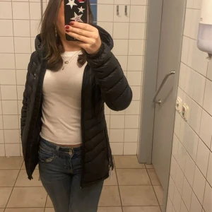 Svart dunjacka med huva - Säljer en svart peak performance jacka i bra skick. Enda - är att ” ugglan ” på dragkedjan är borta men de går att stänga o öppna ändå. 