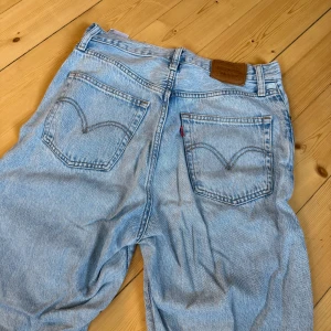 Ljusbrå raka jeans från Levis - Ljusblå jeans från Levis i modellen Ribcage straight i storlek 28/30. I fint skick.